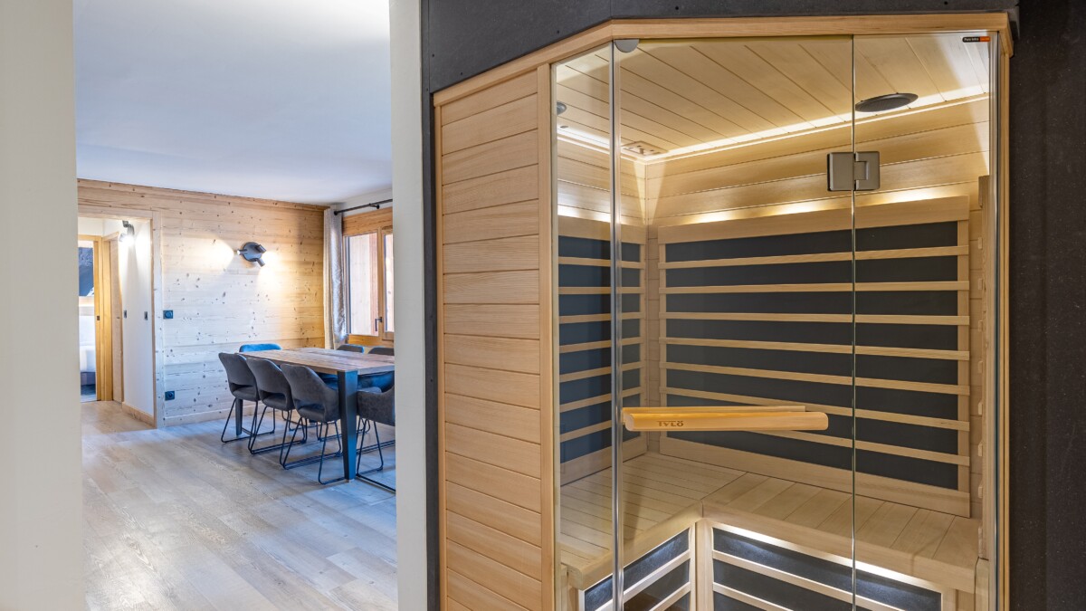 Sauna et salon ouvert sur cousine équipée